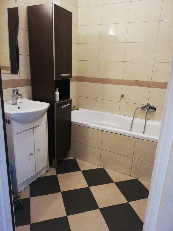 Pokoje Przy Rondzie Apartment เชสโตฮอวา ภายนอก รูปภาพ
